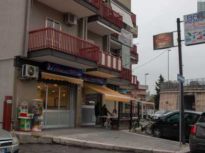 ...quando all�improvviso spunta davanti a noi un bar-pizzeria che resiste da pi� di 40 anni. L�unico punto di incontro di un Villaggio dimenticato da tutti